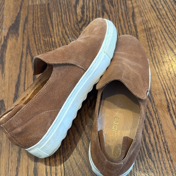 J. Slides caramel suede slip on loafers padded heel “tongue”. White sidewalls. - Picture 5 of 8